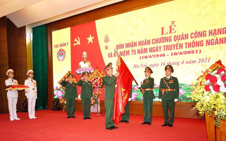 Gắn huân chương lên quân kỳ
